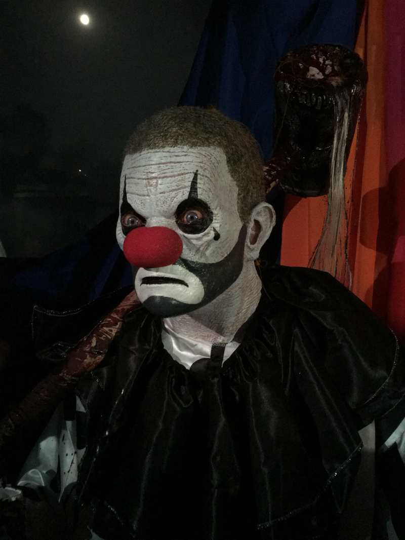 This is not a photo provided by Universal! I took this one and think it came out great. (It came out great because this creepy clown was stationary.)